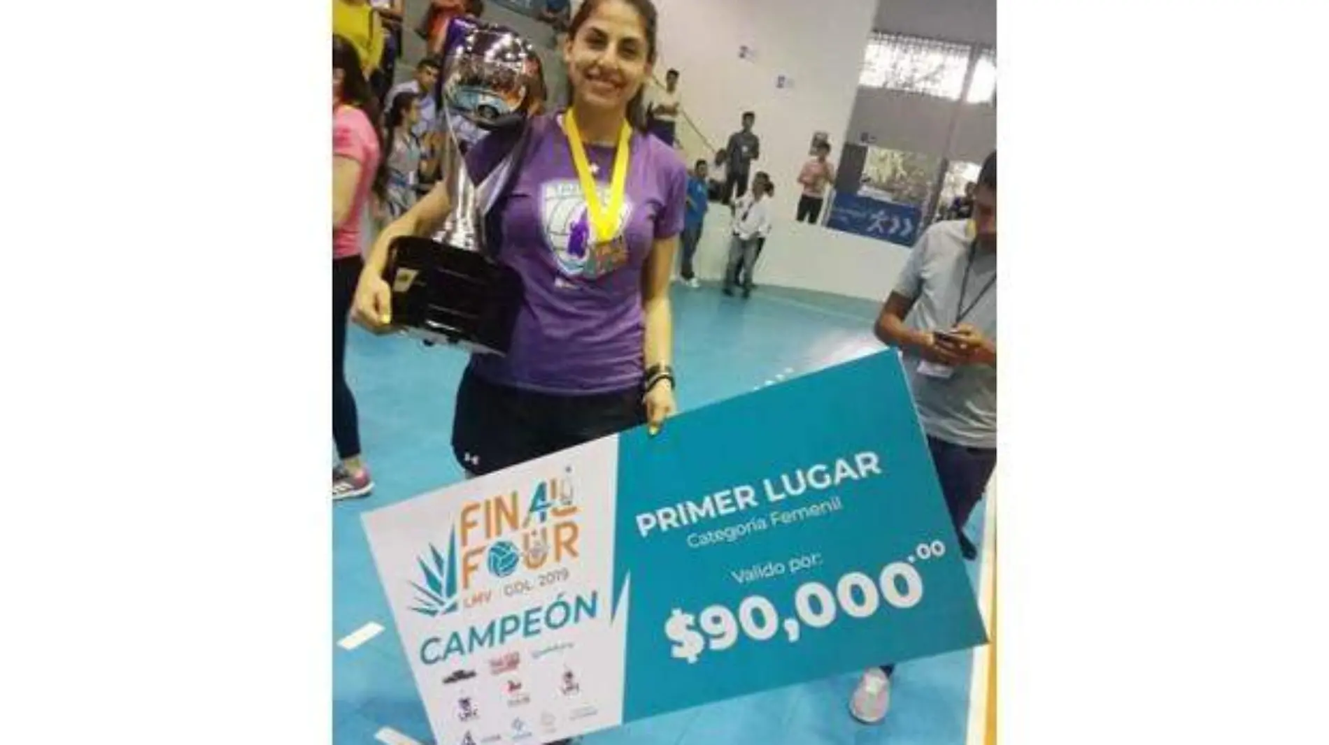 Xitlali presume el trofeo de campeona y el premio del equipo